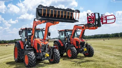 Oranžový traktor Kubota M6002 s čelním nakladačem