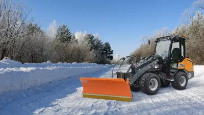 Zasněžená krajina s nakladačem Giant při zimní údržbě