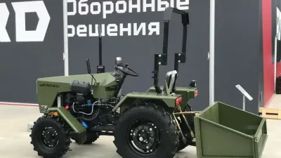 Ruský bezpilotní malotraktor Uralets před nápisem v azbuce