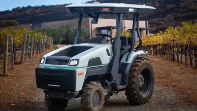 Bílý autonomní elektrický traktor ve vinici