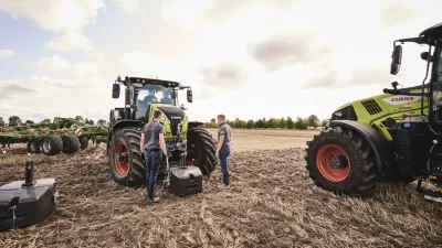 Traktor Claas Axion při polním testu systému CEMOS