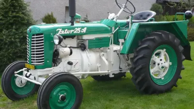 Zelenobílý historický traktor Zetor 25 A