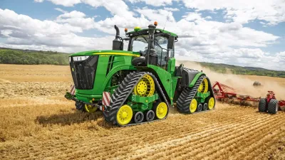 Zelený pásový traktor John Deere 9620RX na poli