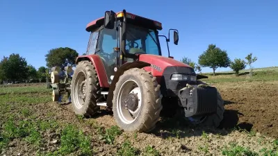 Traktor Case IH JX1090U při orbě