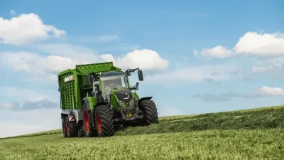 Traktor Fendt s návěsem na poli
