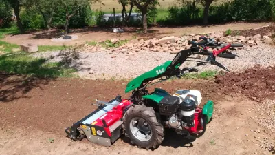 Malotraktor Ferrari při práci na zahradě