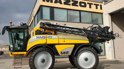 Samojízdný postřikovač Mazzotti před budovou