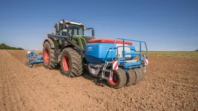Traktor se secím strojem Lemken Solitair na poli