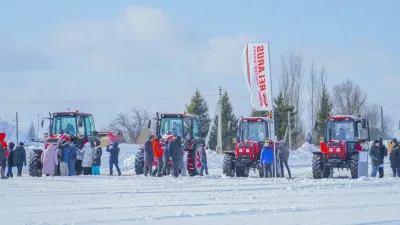 Přesnost a rychlost. Traktorový biatlon z pohledu řidiče. Oblíbené kratochvíle se účastní elita z Ruska a Běloruska. Zdroj foto - Vladimir Oreshko