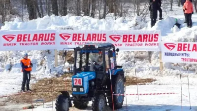 Přesnost a rychlost. Traktorový biatlon z pohledu řidiče. Oblíbené kratochvíle se účastní elita z Ruska a Běloruska. Zdroj foto - Vladimir Oreshko
