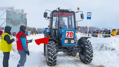 Účastníci traktorového biatlonu v zimním areálu