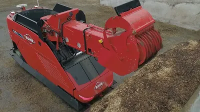Červený zemědělský stroj Kuhn Aura