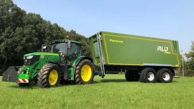 Traktor s dvounápravovým návěsem Fortuna ALU Cargo na louce