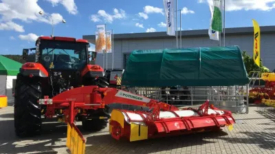 Traktor s žacím strojem na venkovní výstavě