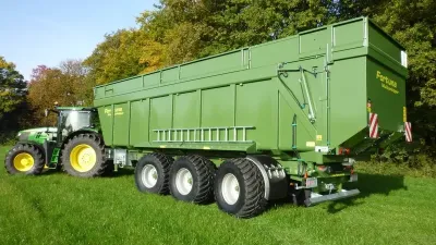 Zelený traktor s velkým třínápravovým návěsem Fortuna