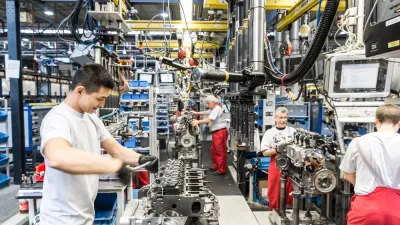 Pracovníci montují motory Deutz ve výrobním závodě