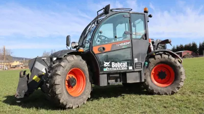 Černý teleskopický manipulátor Bobcat TL43.80HF Agri na louce