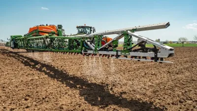 Rozložené rameno postřikovače Amazone SmartSprayer nad polem