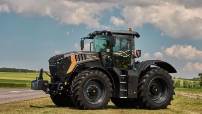 Černý traktor JCB Fastrac v jubilejním provedení Lukrom