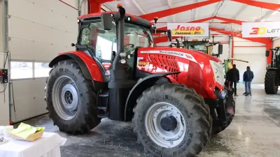 Červený traktor McCormick X7.6 Stage V v provozovně