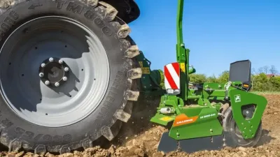 Detail rotačních bran Amazone u kola traktoru na poli