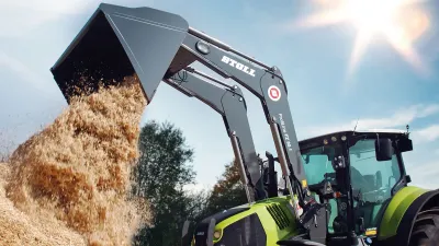 Čelní nakladač Stoll na traktoru vysypává sypký materiál