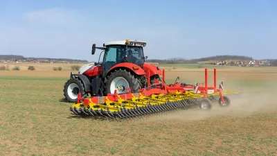 Traktor Steyr s prutovými branami Pöttinger na poli