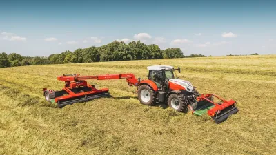 Traktor Steyr Impuls CVT se žacími stroji na louce
