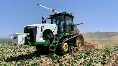 Autonomní pásový traktor při práci na poli