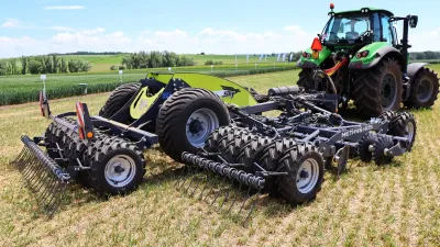 Traktor Deutz-Fahr s podmítačem Sky Methys HDS na poli.