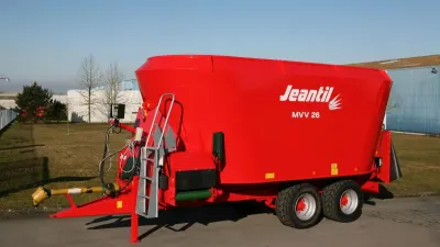 Červený tažený krmný vůz Jeantil MVV 26