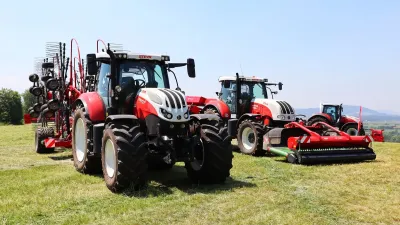 Traktory Steyr s pícninářskými stroji SIP na louce.