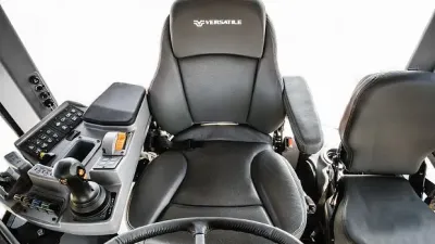 Kabina je k dostání ve dvou výbavových stupních: Deluxe Cab a Deluxe Pro Cab.