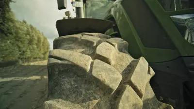 Detail zemědělské pneumatiky Continental na traktoru.