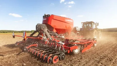 Červený secí stroj Horsch Pronto 3–6 DC při setí na poli.