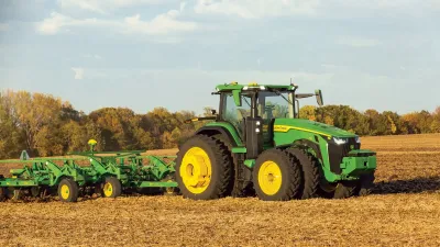 John Deere představil autonomní traktor. Už letos zamíří do prodeje!
