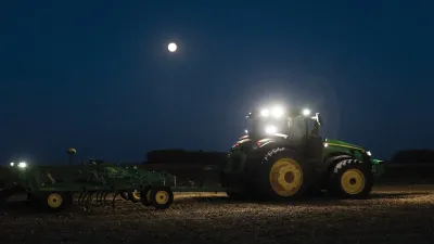 John Deere představil autonomní traktor. Už letos zamíří do prodeje!
