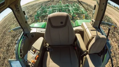 John Deere představil autonomní traktor. Už letos zamíří do prodeje!