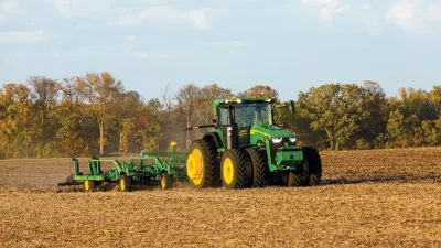 John Deere představil autonomní traktor. Už letos zamíří do prodeje!
