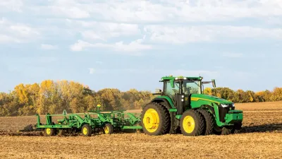 John Deere představil autonomní traktor. Už letos zamíří do prodeje!
