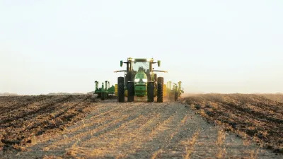 John Deere představil autonomní traktor. Už letos zamíří do prodeje!