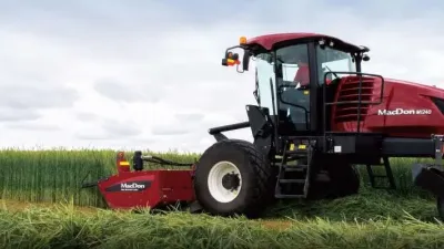 Stroji MacDon Windrower se podařilo získat evropskou homologaci pro legální přesuny po pozemních komunikacích.