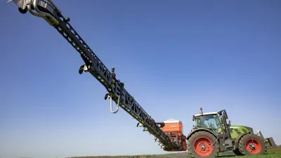 Pneumatické rozmetadlo RAUCH Aero 32.1 s rozloženými rameny