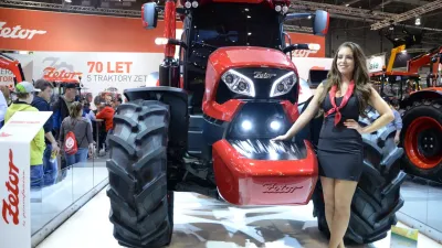 Červený traktor Zetor na veletržním stánku