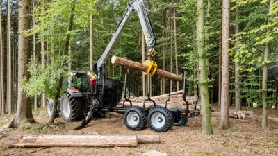 Lesní vyvážecí návěs Trejon Multiforest s nakládacím ramenem při práci v lese