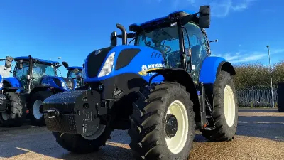 Modré traktory New Holland s pneumatikami Continental