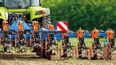 Hydraulický systém individuálního zvedání jednotlivých pracovních jednotek umožňuje zpracování půdy bez poškození rostlin až na konec řádku a také největší světlou výšku kypřiče SCHMOTZER Venterra 2K dostupnou na trhu.