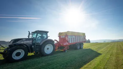 Traktor New Holland se senážním vozem Pöttinger Europrofi Combiline