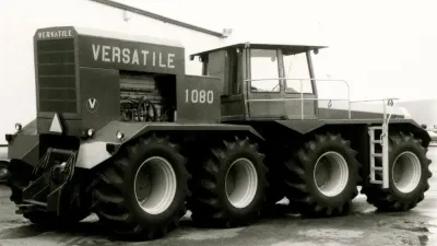 Černobílý snímek velkého traktoru Versatile Big Roy