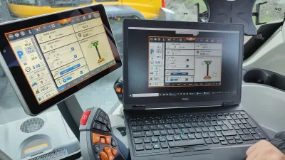 Displej traktoru New Holland zrcadlený na notebooku